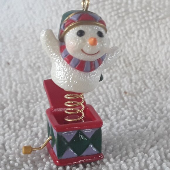 Hallmark Miniature Ornament- Snowy Surprise,membership ornament, 1999 box dented - Picture 1 of 5